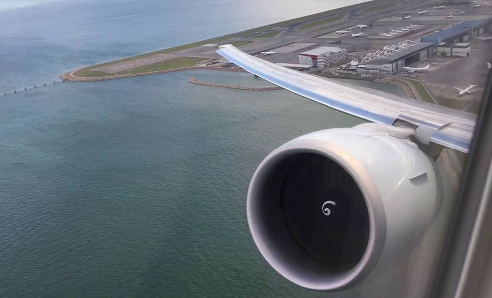 Пилот в воздухе решил проверить, может ли самолет включить задний ход: видео