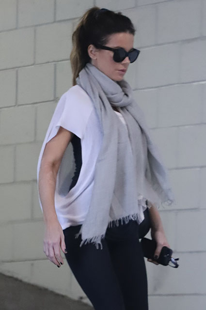 Снова в строю: Кейт Бекинсейл впервые появилась на публике после своей госпитализации звездный стиль