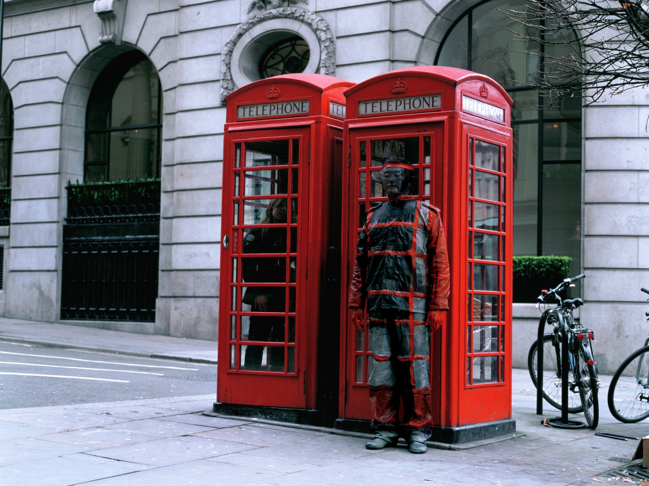 liu_bolin_hitc_no.65_telephone_booth_photograph_118x150cm_2008