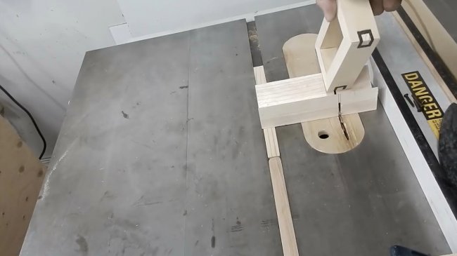 Обработка угловых соединений, приспособление для циркулярной пилы 