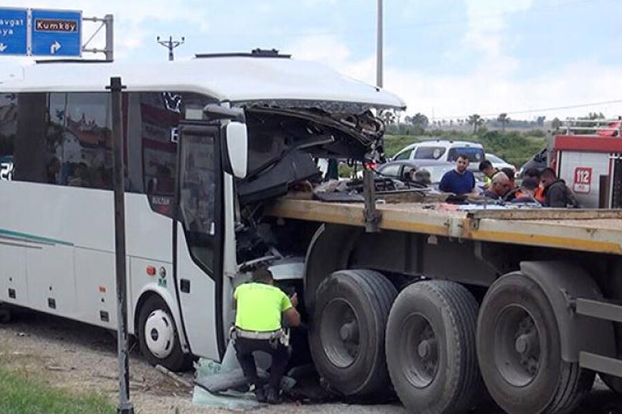 Туристы из России попали в аварию в Анталье. Водитель автобуса погиб