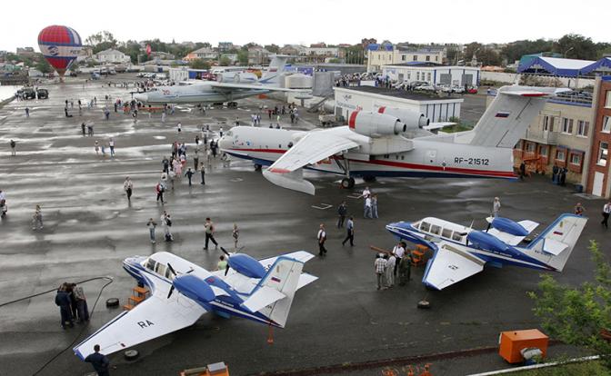 На фото: самолеты-амфибии Бе-200 и Бе-103 (слева направо на первом плане), А-40 (на втором плане) и А-42 (на третьем плане)