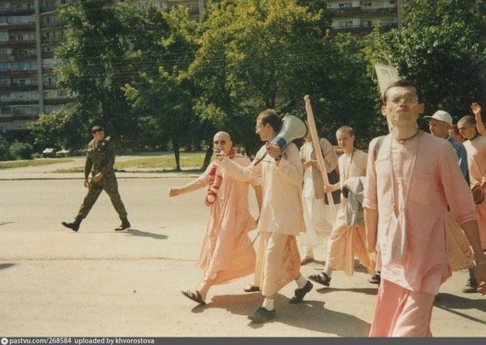 Тюменское общество Сознания Кришны. Во время визита Прабхавишну Свами, Харинамы, в городе даже перекрывали движение по ул. Республики. история, факты, фото