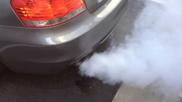 О каких проблемах в автомобиле может рассказать цвет выхлопных газов автомобили,новости,шиномонтаж