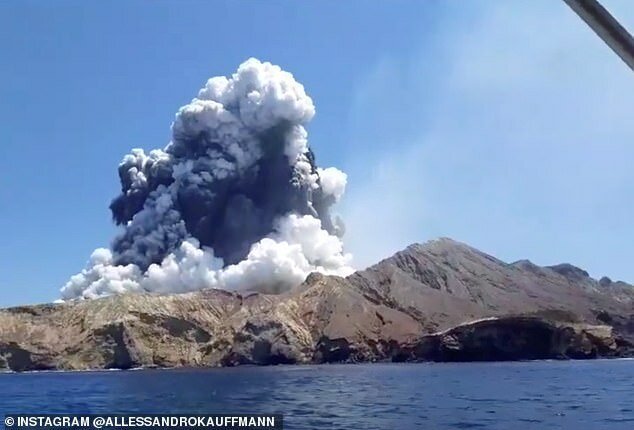 В Новой Зеландии вспыхнул вулкан: пара туристов спаслась в последнюю минуту извержения, острове, человек, которые, получили, погибли, момент, ожоги, внезапно, УайтАйленд, пепла, вулкана, опасности, туристов, время, сделали, лайнере, круизном, Ovation, Однако