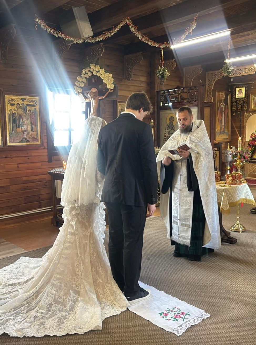 Романтическое кружево и белоснежная фата: Карина Кросс обвенчалась с хоккеистом Марком Рудаковским Карина, Кросс, Рудаковский, хоккеист, младше, помолвке, появился, спортсмен, попросил, одном, выйти, певица, ответила, «Динамо», сделал, блогер, Марком, также, Ершов, спустя