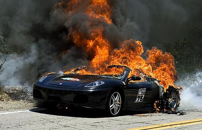 Горящая Ferrari F430 Spider.