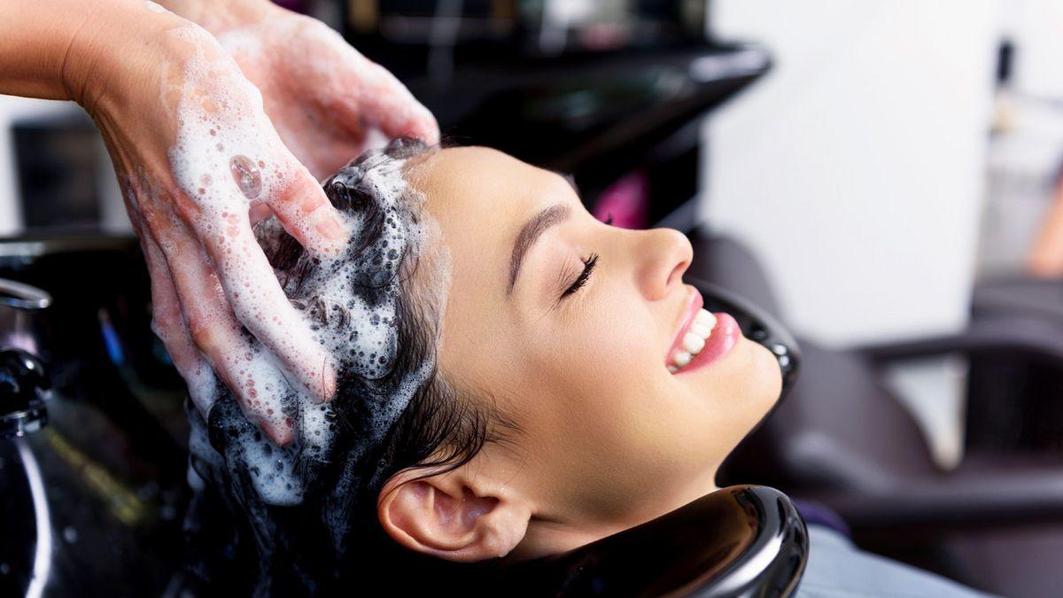 Как правильно мыть волосы парикмахеру