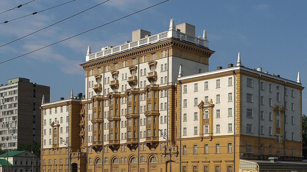 Посольство США в России сообщило о намерении властей отложить запрет на наем работников