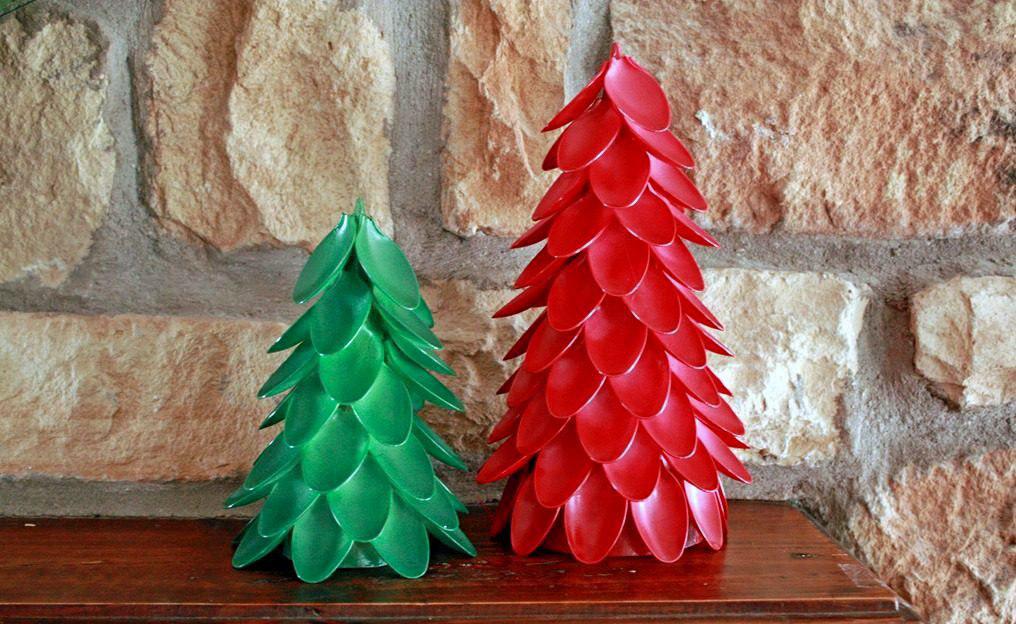 новогодние поделки из пластиковых ложек. елка из ложек пластиковых. елка из пластиковых ложечек. поделки из пластиковых ложек на новый год. елочная игрушка из пластиковых ложек.