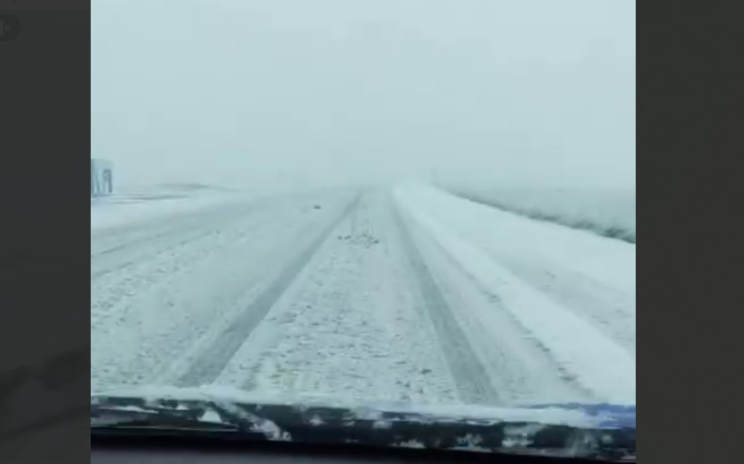В Казахстане из-за снегопада ограничили движение на дорогах