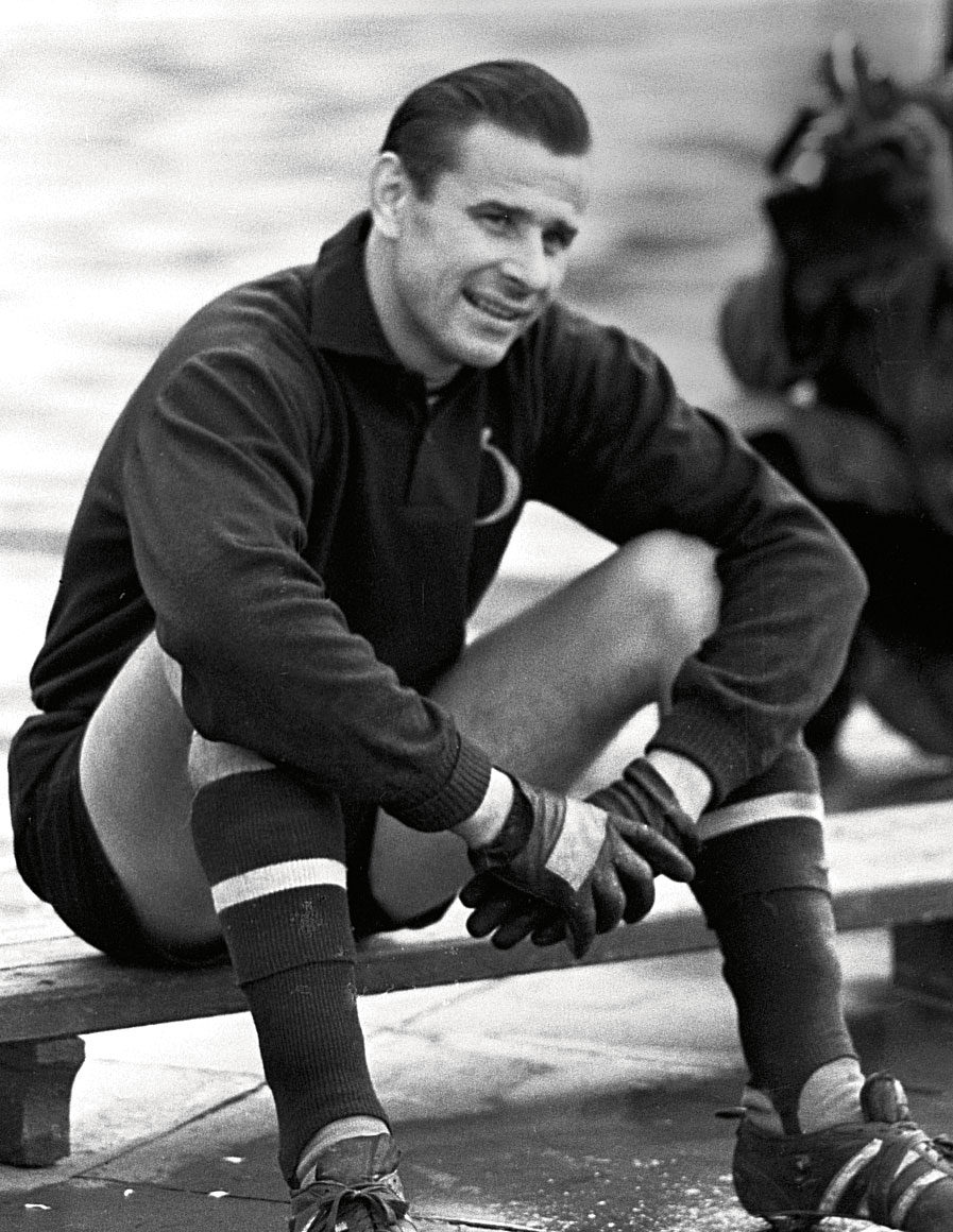 Яшин менял форму, только когда она протиралась до дыр.