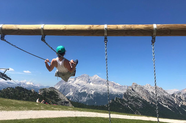 Хайкинг, йога и вино: Эмилия Кларк отдыхает с друзьями в Италии Хайкинг, йога и вино: Эмилия Кларк отдыхает с друзьями в Италии Новости