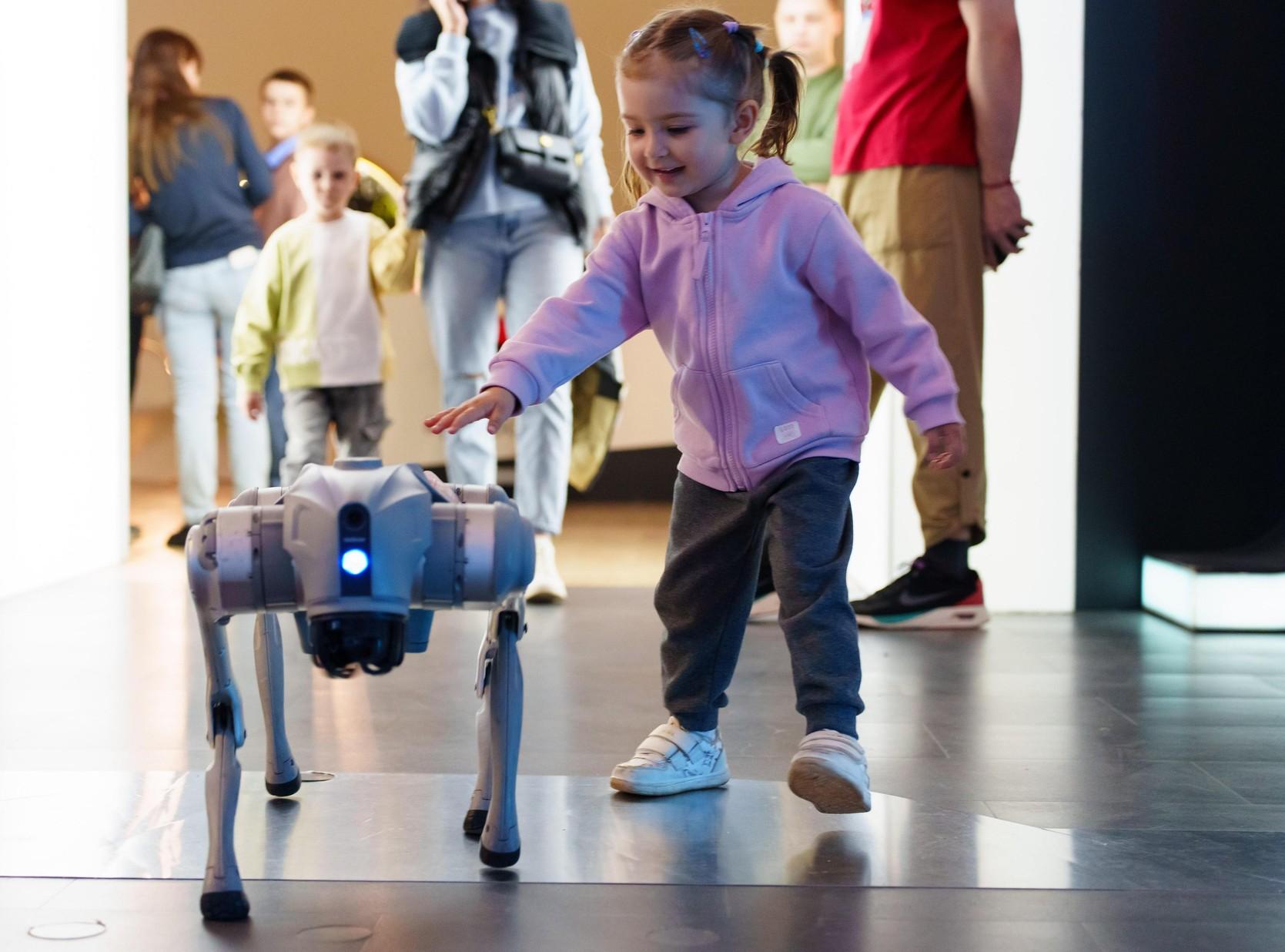 Встреча с настоящим космонавтом и шоу роботов: куда сходить 12 апреля с ребенком расскажет, путешествие, «Робостанции», космонавтики, станет, также, выставке, космических, космонавты, апреля, узнают, помощью, космосе, жизни, поделится, смогут, настоящие, Вселенной, очаровательный, «Правда