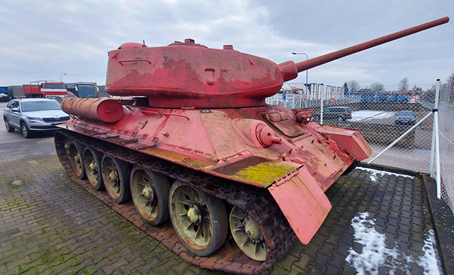 Чешская полиция объявила оружейную амнистию. Местный житель сдал розовый советский танк
