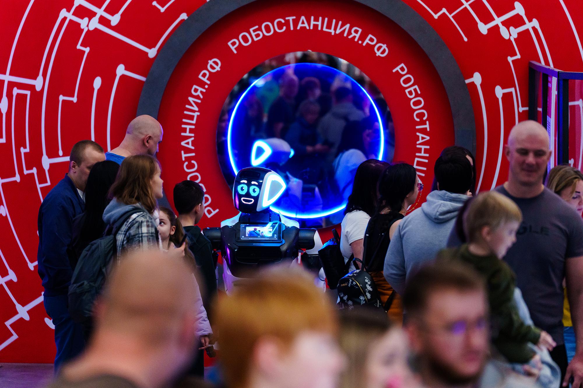 Встреча с настоящим космонавтом и шоу роботов: куда сходить 12 апреля с ребенком расскажет, путешествие, «Робостанции», космонавтики, станет, также, выставке, космических, космонавты, апреля, узнают, помощью, космосе, жизни, поделится, смогут, настоящие, Вселенной, очаровательный, «Правда