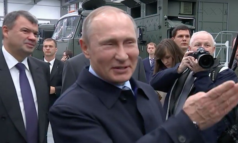 «Ты чего такой серьезный?»: Путин пошутил над работником завода в Ижевске 