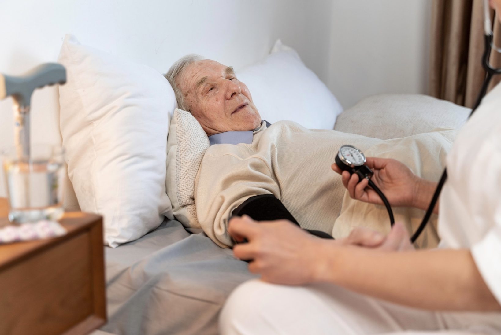 Как помочь встать пожилому человеку с кровати