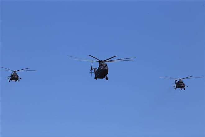 Над Закарпатьем кружат военные вертолеты — на дорогах наблюдается спецназ и бронетехника