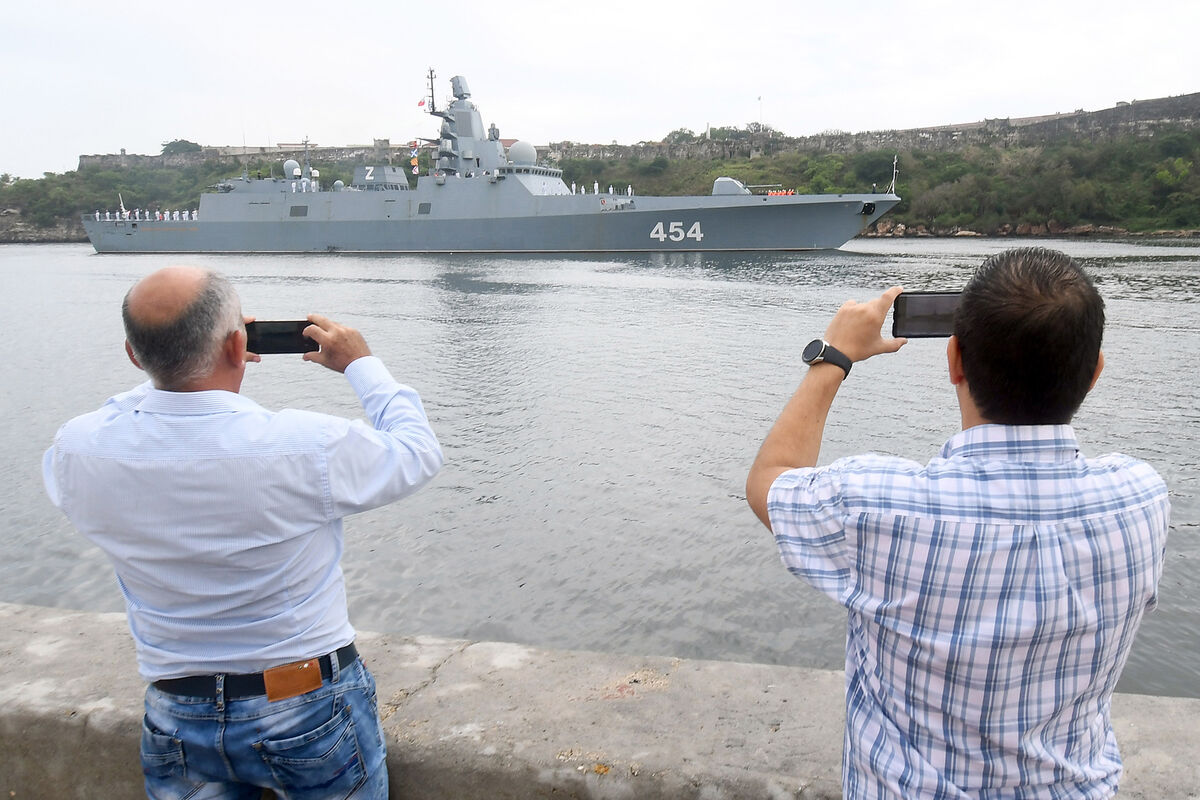 Визит российских кораблей в кубинскую Гавану превратился в народное зрелище