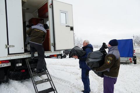 На Кубани спасатели доставляли хлеб на снегоходах ВИДЕО