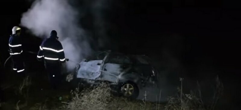 Двое азербайджанцев, рискуя жизнью, спасли семью из горящего авто Двое азербайджанцев, рискуя жизнью, спасли семью из горящего авто