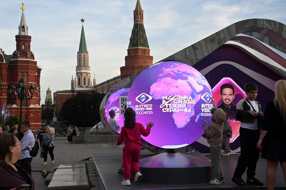 Корреспонденты KP.RU следят, как Москва и москвичи отмечают День города