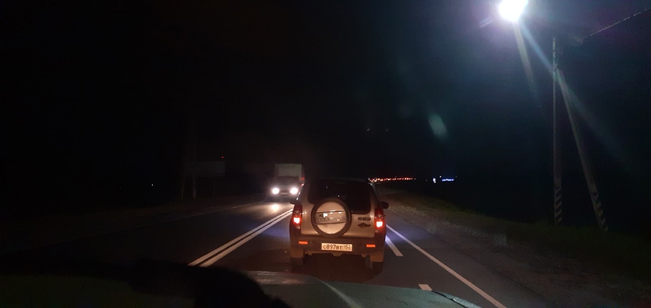 Авария чкаловский. Машина ночью на дороге. Авария в Чкаловске Нижегородской области вчера. Трасса м7 ночью.
