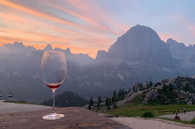 Хайкинг, йога и вино: Эмилия Кларк отдыхает с друзьями в Италии Хайкинг, йога и вино: Эмилия Кларк отдыхает с друзьями в Италии Новости