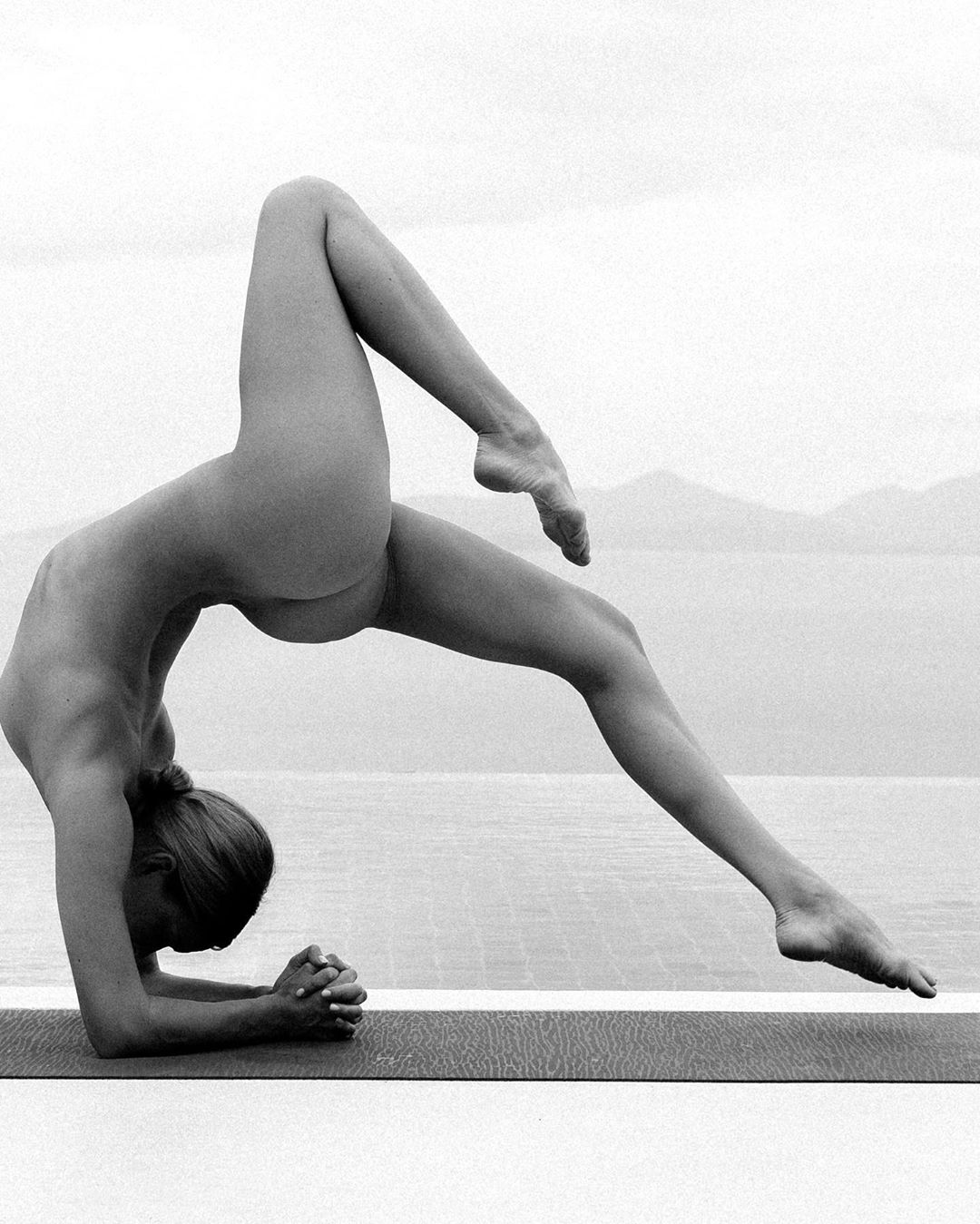 Новые фото Nude Yoga Girl фотография