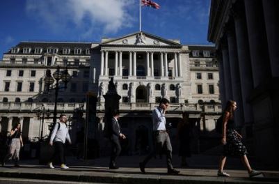 FILE PHOTO: People walk past the Bank of England during morning rush hour, amid the coronavirus disease (COVID-19) pandemic in London, Britain, July 29, 2021. REUTERS/Henry Nicholls