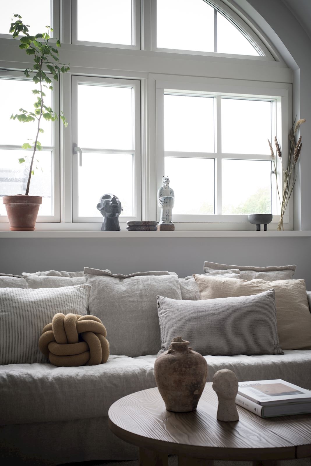 Небольшая, но светлая квартира-студия под крышей в Гетеборге Небольшая, но светлая квартира-студия под крышей в Гетеборге белый интерьер,Гетеборг,интерьер и дизайн,квартира,малометражка,мансарда,скандинавский стиль,студия