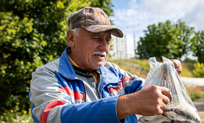 Белорус рыбачил в Минске и поймал рыбу, которая не похожа на местную. Она плавает и охотится на Амазонке