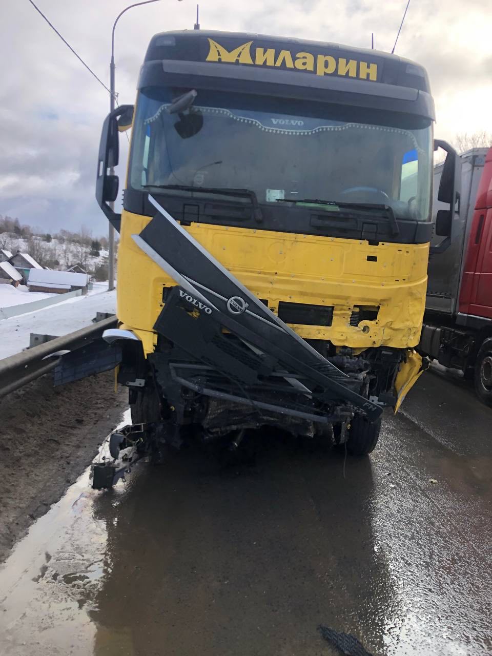 В столкновении грузовика и легковушки в Тверской области погиб один из водителей