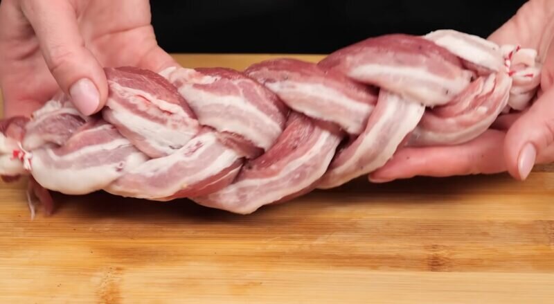 Вырезка — одна из самых вкусных частей свинины. Чаще всего хозяйки просто запекают мякоть целиком. Конечно, мясо получается вкусным, но блюдо выглядит совсем обычным.-4