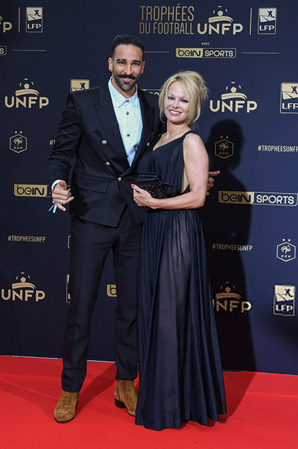 Памела Андерсон с возлюбленным Адилем Рами на футбольной премии в Париже Звездные пары