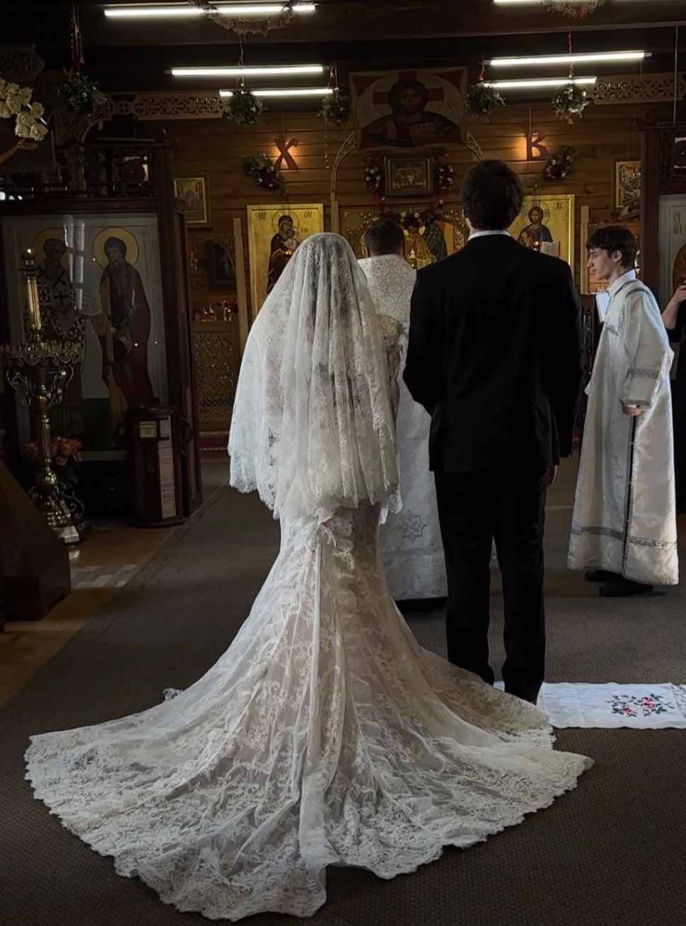 Романтическое кружево и белоснежная фата: Карина Кросс обвенчалась с хоккеистом Марком Рудаковским Карина, Кросс, Рудаковский, хоккеист, младше, помолвке, появился, спортсмен, попросил, одном, выйти, певица, ответила, «Динамо», сделал, блогер, Марком, также, Ершов, спустя