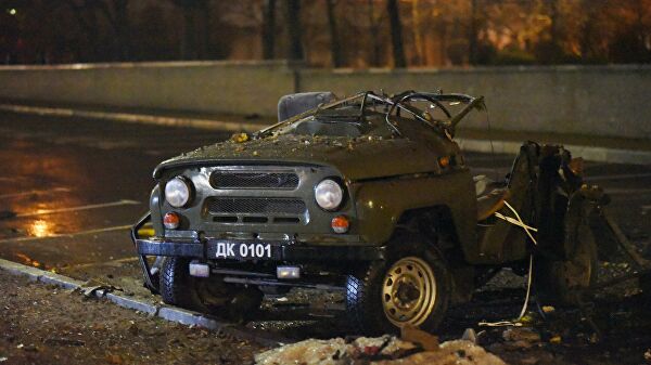 Поврежденная в результате взрыва автомашина в центре Донецка
