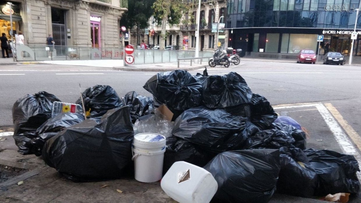 Коммунальные службы Барселоны начали уборку после масштабной «мусорной манифестации» 