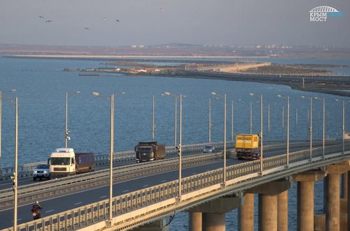 Более 720 тыс. грузовиков проехало по Крымскому мосту за год автомобиль,машины,НОВОСТИ,ремонт,Россия