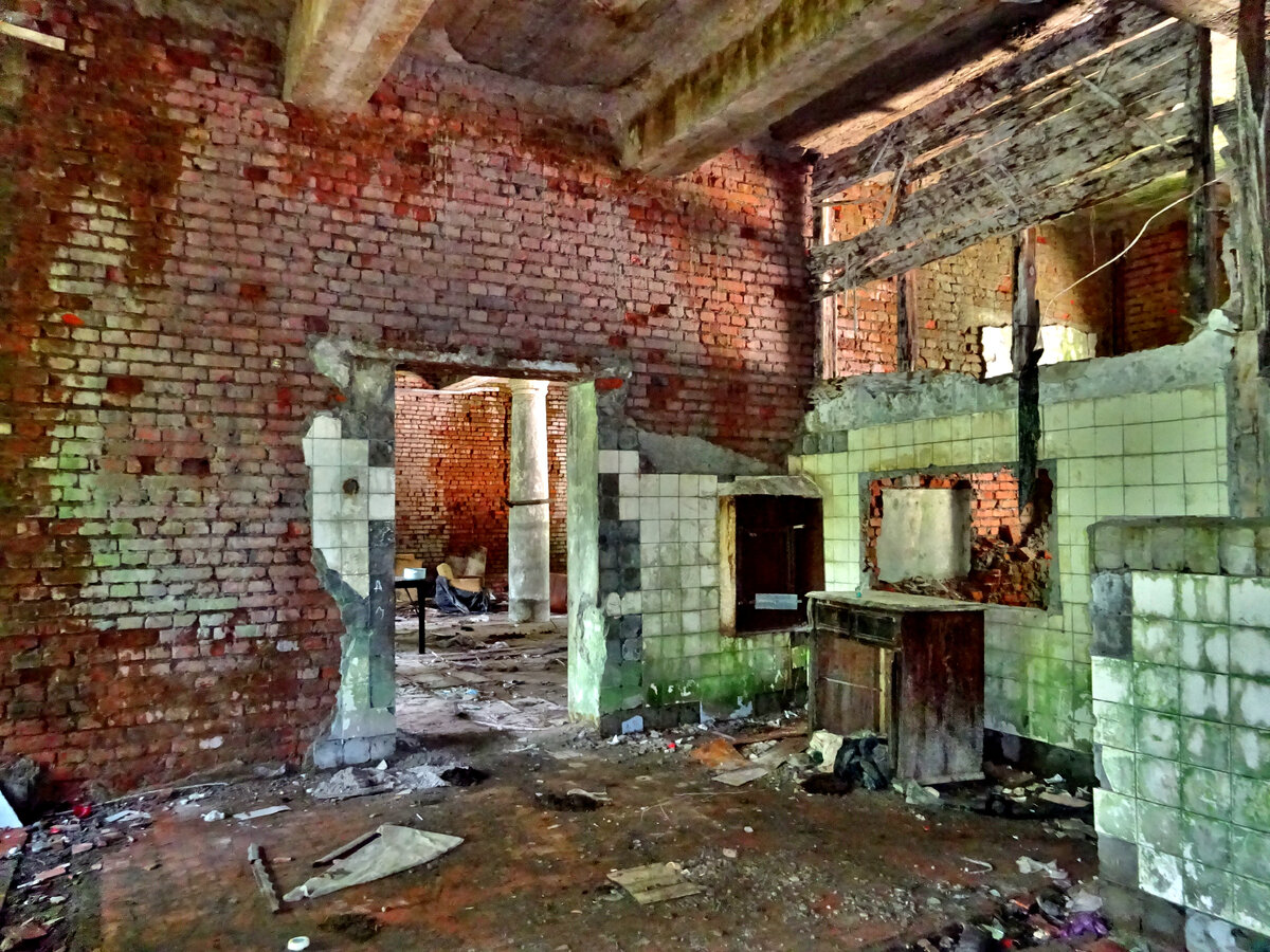 Бывшая гостиница в городе-призраке Акармара - одно из самых красивых зданий 