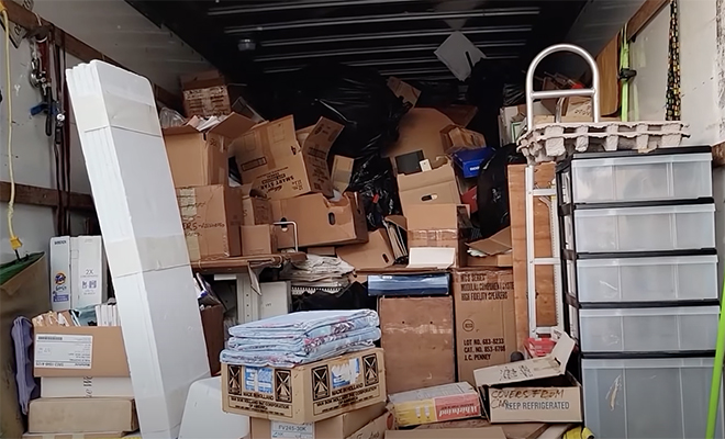 Эмигрант взялся чистить заброшенный склад за вещи, что найдет внутри. Он включил камеру и стал снимать ревизию коробок Культура