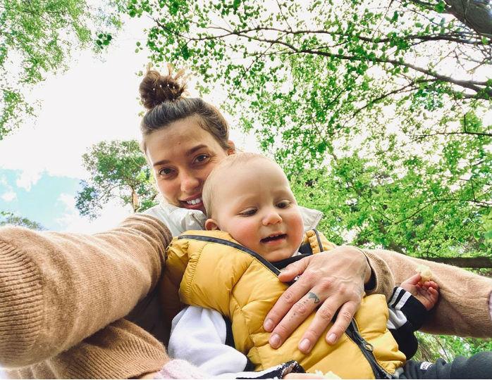 «Я сегодня плакала»: Регина Тодоренко запечатлела подросшего сына в кремовом комбинезоне