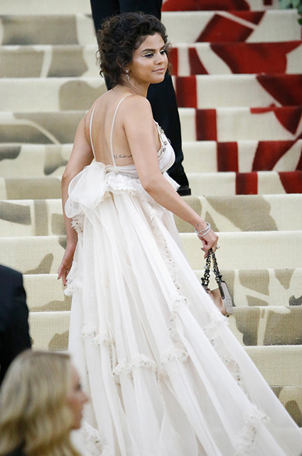 Селена Гомес рассказала, как критика бодишеймеров после набора веса на фоне борьбы с волчанкой сказалась на ее здоровье Новости красоты