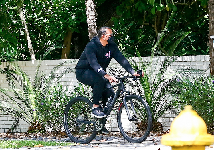 Секрет идеальной фигуры: Дженнифер Лопес замечена во время тренировки на эллиптическом велосипеде Красота,Здоровье