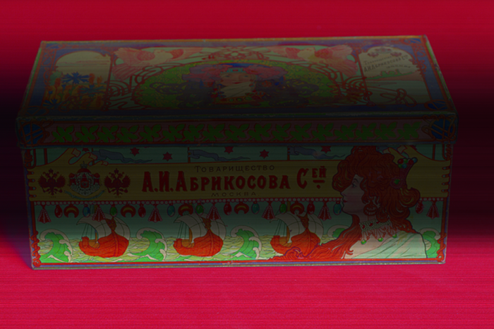 Жестяная коробка для сладостей от Абрикосова, сохранившаяся до наших дней./Фото: zolotoy-mayatnik.ru 