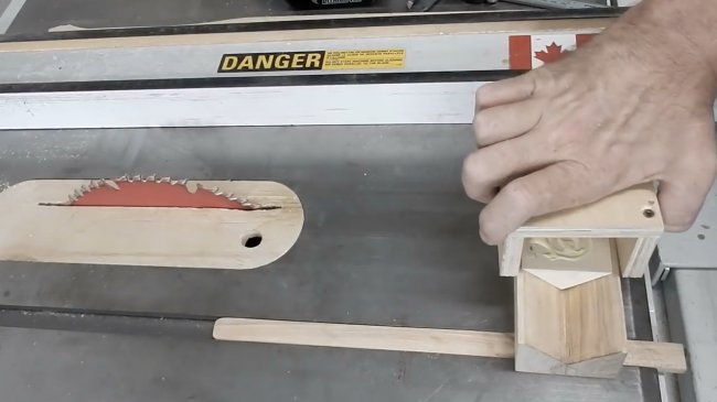 Обработка угловых соединений, приспособление для циркулярной пилы 