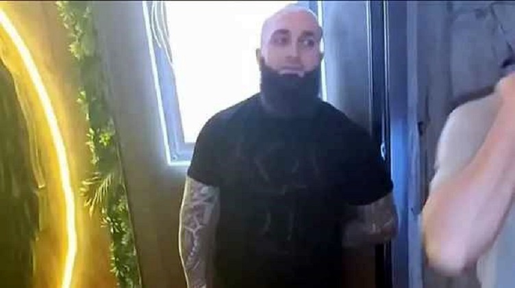 В Евпатории ОМОН взял штурмом караоке-бар, где запретили спеть гимн России 