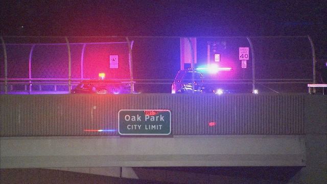 В США грузовики выстроились в линию под мостом, чтобы не дать мужчине покончить с собой