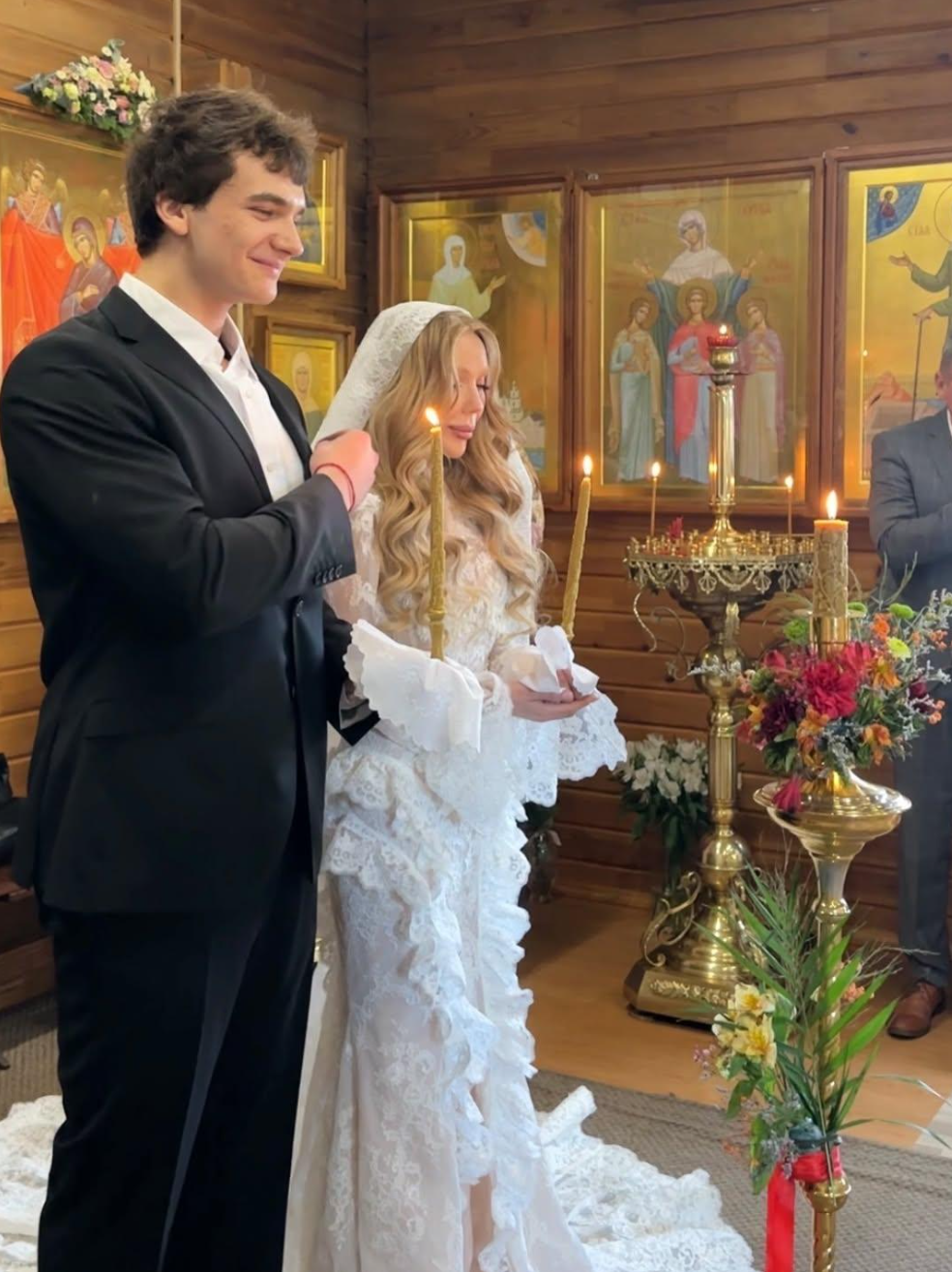 Романтическое кружево и белоснежная фата: Карина Кросс обвенчалась с хоккеистом Марком Рудаковским Карина, Кросс, Рудаковский, хоккеист, младше, помолвке, появился, спортсмен, попросил, одном, выйти, певица, ответила, «Динамо», сделал, блогер, Марком, также, Ершов, спустя